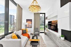 Golden Stays - Luxe 1BR Retreat I Cinema Access & Elegant Stay