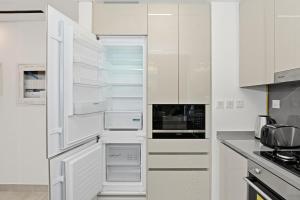 Golden Stays - Luxury 1BR Apartment I Cinema Access I Pool & Gym