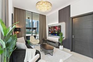 Golden Stays - Luxury 1BR Apartment I Cinema Access I Pool & Gym