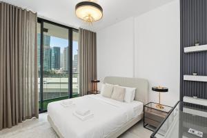 Golden Stays - Luxury 1BR Apartment I Cinema Access I Pool & Gym