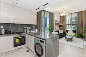 Golden Stays - Luxury 1BR Apartment I Cinema Access I Pool & Gym