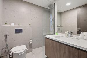 Golden Stays - Luxury 1BR Apartment I Cinema Access I Pool & Gym