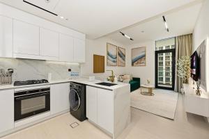 Golden Stays - Modern 1BR Apartment I Pool & Gym I JVC Dubai