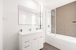 Modern 3BR Apartment near Airport & City, Parking