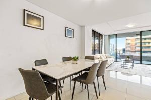 Modern 3BR Apartment near Airport & City, Parking