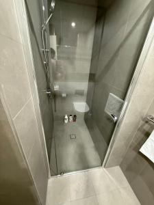 Modern 2 BDR APT close to Station & Free Parking