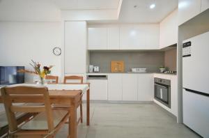 Modern 2 BDR APT close to Station & Free Parking