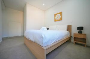 Modern 2 BDR APT close to Station & Free Parking