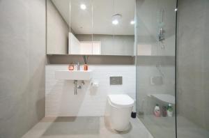 Modern 2 BDR APT close to Station & Free Parking