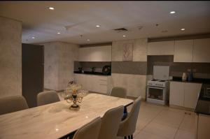 شقة في برج داماك