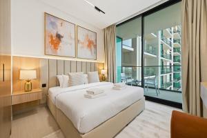 Golden Stays - Fully Equipped 1BR Apartment I Pool & Gym I JVC Dubai