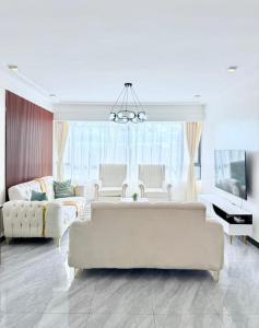 modern executive three bedroom apartment which features a swimming pool, state of the art fully equipped gym andmodern unmatched luxurious facilities which offfers luxury lifestyle