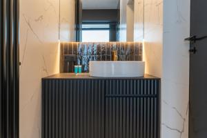 Global Park Prestigious Apartment by BookingHost