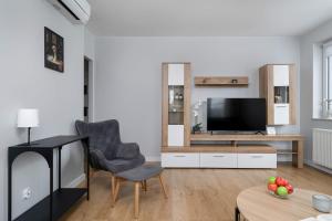 Bright Two Bedroom Apartment in Wrocław with Air Conditioning and Parking by Noclegi Renters