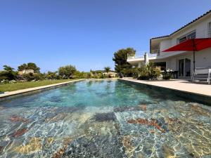 Villa dexception piscine privée et vue mer