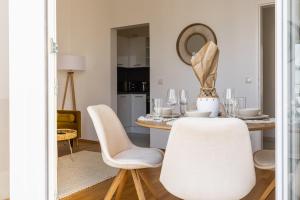 Bright stylish apartment with a balcony in a top location