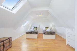 Near Bamburgh - 3 Bedrooms 2 Bathrooms - Stunning Walks and Views - Dog Friendly - Log Fire - Outdoor Seating and Eating - Off Street Parking - Quiet Rural Location - Fast Wifi