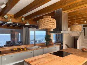 Wishome- Espectacular casa sobre un acantilado con piscina