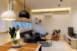 Fully Renovated Private Swanky Ribnjak Apartment