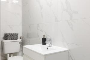 Serene 3BR Multilevel Home in Maida Vale