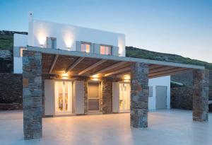 Cycladic Elegance Luxurious Villa with Panoramic Sea Views