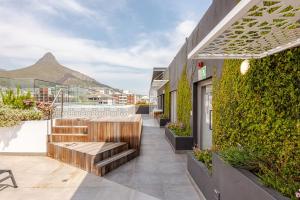 Spacious Sea Point 1 BR parking, pool, bath, gym!