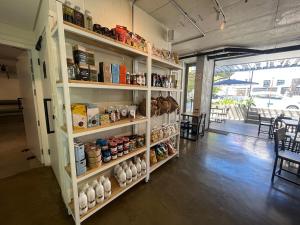 Spacious Sea Point 1 BR parking, pool, bath, gym!