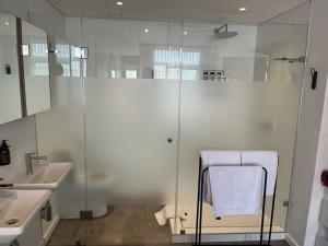 Spacious Sea Point 1 BR parking, pool, bath, gym!