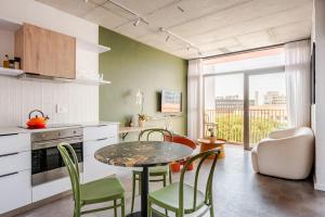 Spacious Sea Point 1 BR parking, pool, bath, gym!