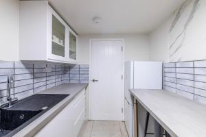 Centralised Admiralty Terrace with FREE PARKING by Prescott Apartments