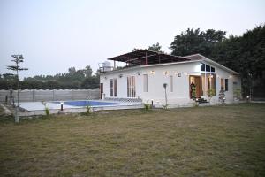 Cyber Farm - Premium 3BR Farm Stay with Curated Experiences