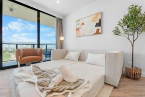 The Regal - Modern LUX 2BR High-Floor apt with Ocean Views and Pool