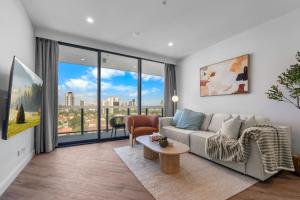 The Regal - Modern LUX 2BR High-Floor apt with Ocean Views and Pool