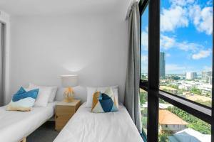 The Regal - Modern LUX 2BR High-Floor apt with Ocean Views and Pool