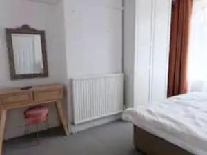 Charming & Stylish 3-Bedroom London Escape