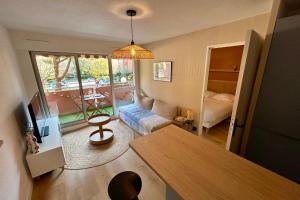 Charming Air-Conditioned Apartment with Terrace & Parking 600 m from the