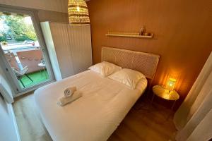 Charming Air-Conditioned Apartment with Terrace & Parking 600 m from the