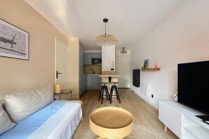 Charming Air-Conditioned Apartment with Terrace & Parking 600 m from the