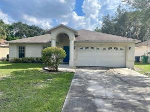 Room 4 - Cozy Queen (Shared Bathroom)