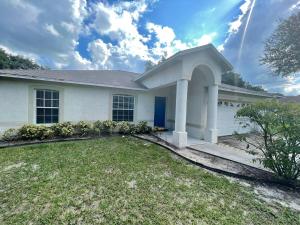 Room 4 - Cozy Queen (Shared Bathroom)