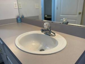 Room 4 - Cozy Queen (Shared Bathroom)