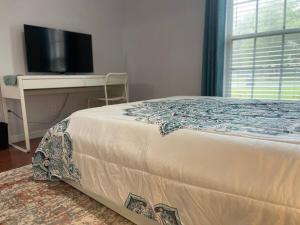 Room 4 - Cozy Queen (Shared Bathroom)