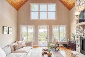 Hot Tub, Deck w Breathtaking Mountain Views