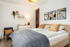 Sadowa Spacious Apartment with Balcony next to Granary Island by Noclegi Renters