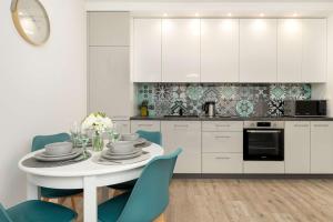 Sadowa Spacious Apartment with Balcony next to Granary Island by Noclegi Renters