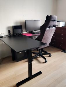 120n Villa Hietala paritalo, 1-8henkilön LUXUS majoitus, 3x160cm jenkkisängyt Löhösohvat, iso takaterassi, täyd keittiö Kodink, laatu sauna, Takka, Tv 75" x2, 2wc, autokatos, avainboxi koodilla, itsekirjaus 24h, wifi ja 500mb kuitunetti, kuivaa