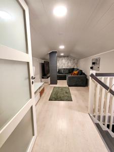 120n Villa Hietala paritalo, 1-8henkilön LUXUS majoitus, 3x160cm jenkkisängyt Löhösohvat, iso takaterassi, täyd keittiö Kodink, laatu sauna, Takka, Tv 75" x2, 2wc, autokatos, avainboxi koodilla, itsekirjaus 24h, wifi ja 500mb kuitunetti, kuivaa