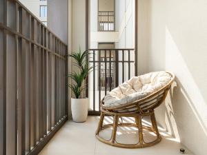 Stylish Dubai Stay 1BR, Lagoon, Pool, Gym