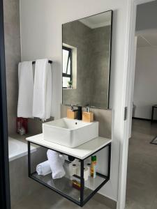 Modern minimalist retreat - Near Fourways Mall