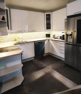 120n Villa Hietala paritalo, 1-8henkilön LUXUS majoitus, 3x160cm jenkkisängyt Löhösohvat, iso takaterassi, täyd keittiö Kodink, laatu sauna, Takka, Tv 75" x2, 2wc, autokatos, avainboxi koodilla, itsekirjaus 24h, wifi ja 500mb kuitunetti, kuivaa